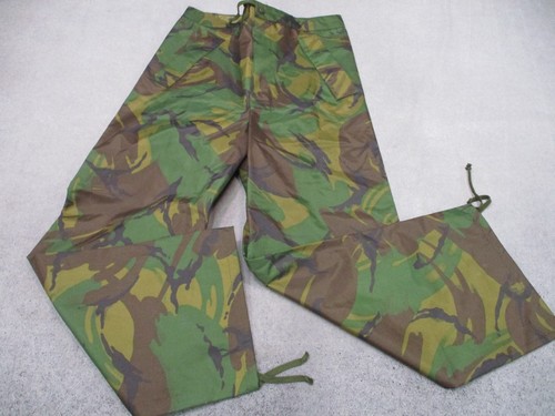 Pantalone sopra impermeabile